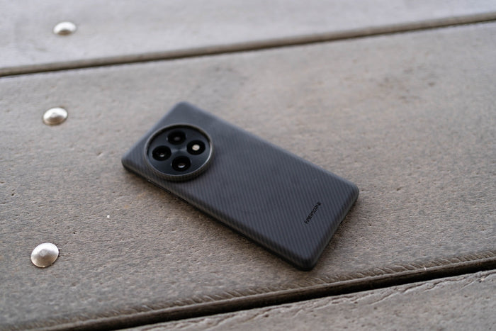 oneplus 13 aramid fiber case on wooden surface