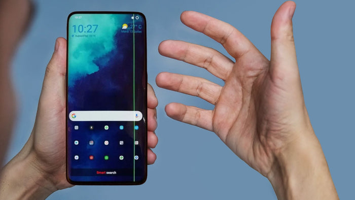 photo of hand gesturing a frustrated emotion due to a green line in phone