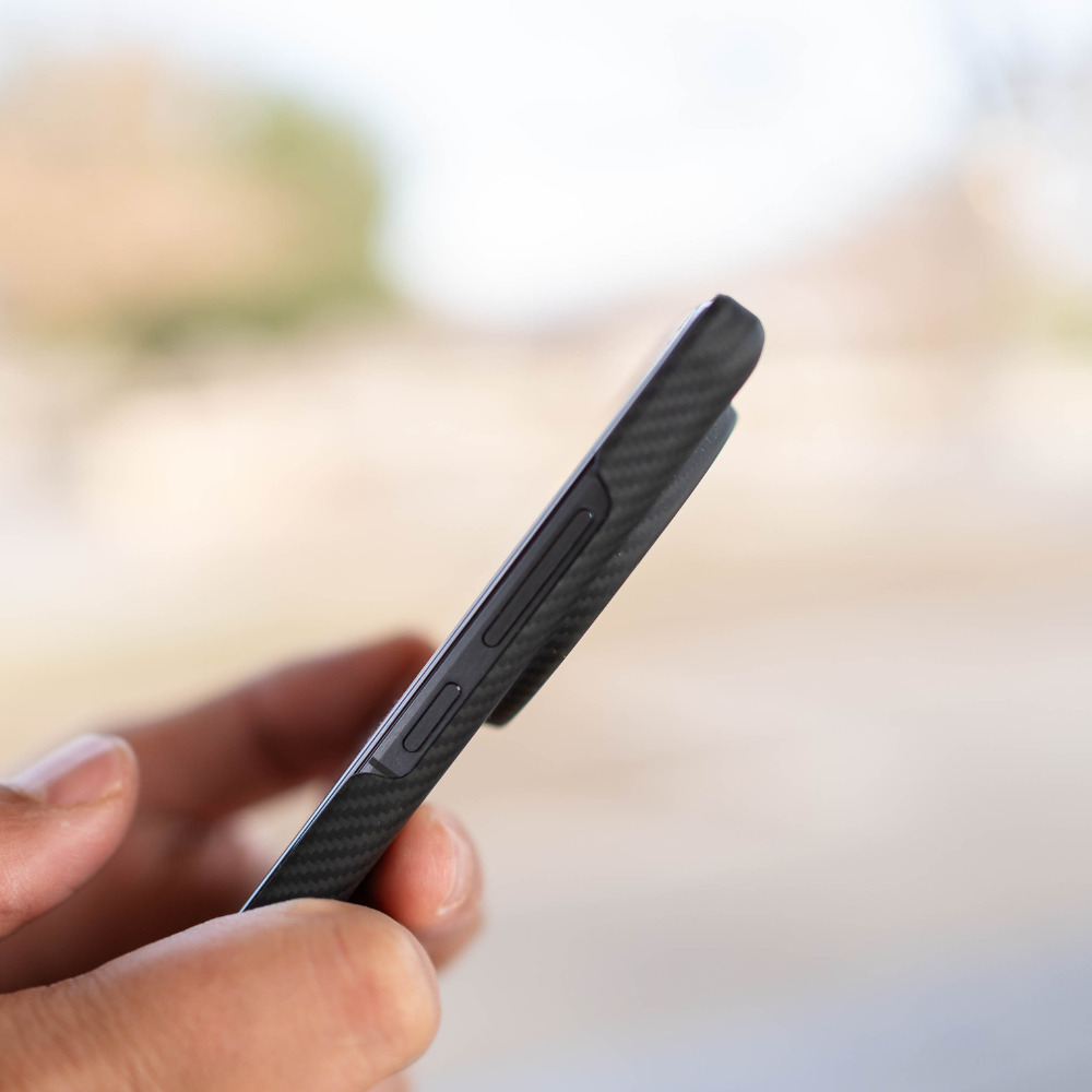 showing how thin the oneplus 13 case is from the side